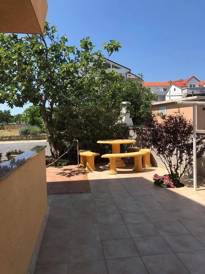 Apartment In Lopar With Balcony, Air Conditioning, Wi-Fi