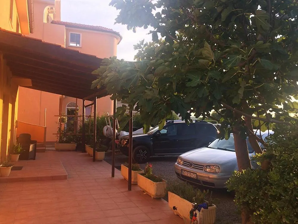 Apartment In Lopar With Balcony, Air Conditioning, Wi-Fi